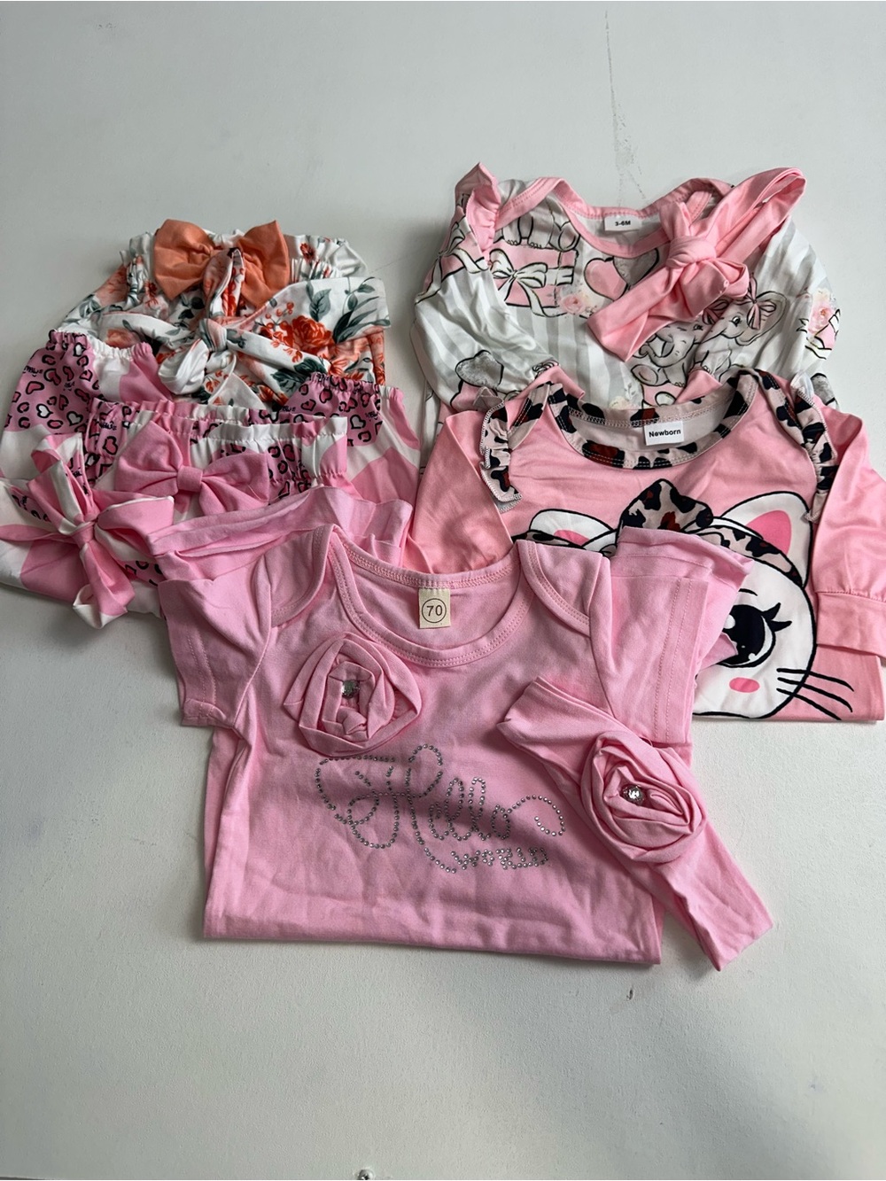 Baby girl, bundle clothes, (New) 5 outfits . Newborn to‎ 6 months.